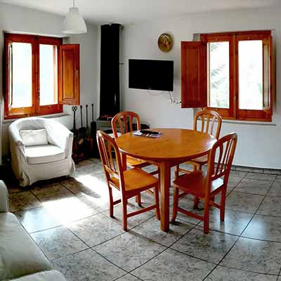 Cuina-menjador de l'apartament blanc de 2 habitacions de la casa de turisme rural de Planademunt - Santa Pau - La Garrotxa