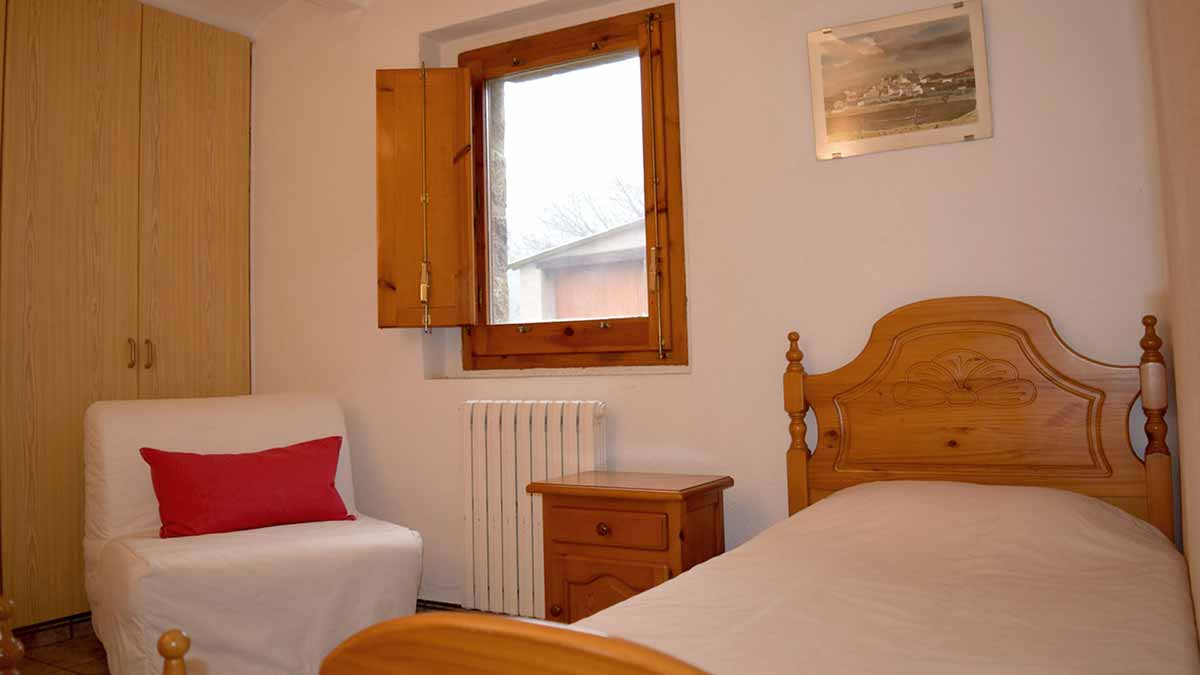 Habitació amb 2 llits individuals de l'apartament Baixos de la casa de turisme rural de Mas El Carrer - Santa Pau - La Garrotxa
