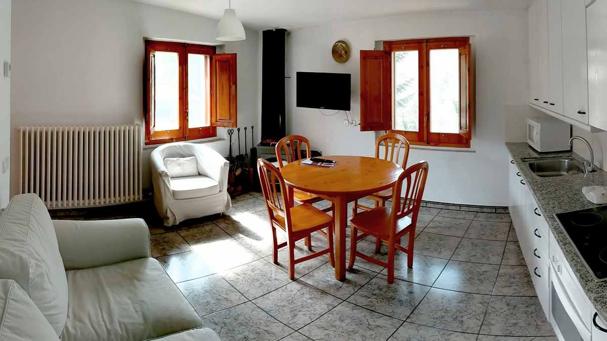 Cuina-menjador de l'apartament blanc de 2 habitacions de la casa de turisme rural de Planademunt - Santa Pau - La Garrotxa