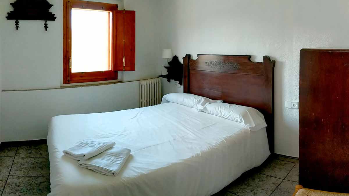 Habitació doble de l'apartament blanc de 2 habitacions de la casa de turisme rural de Planademunt - Santa Pau - La Garrotxa