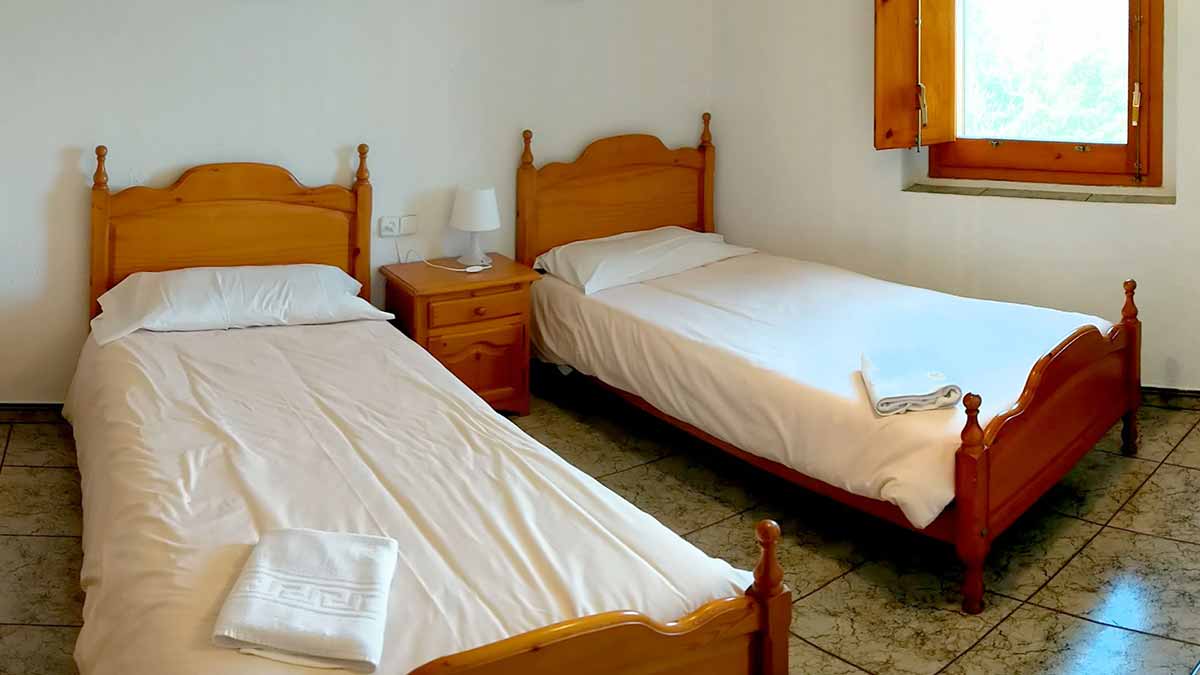 Habitació amb 2 llits individuals de l'apartament blanc de 2 habitacions de la casa de turisme rural de Mas El Carrer - Santa Pau - La Garrotxa