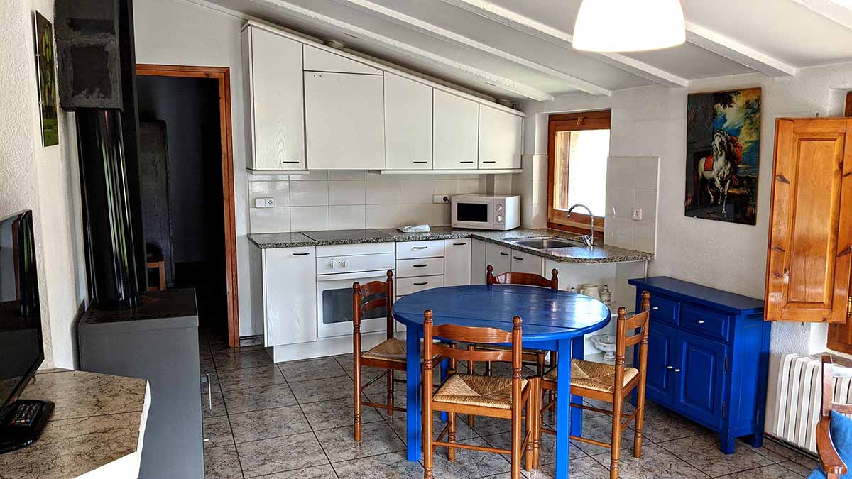 Cuina-menjador de l'apartament blau de 2 habitacions de la casa de turisme rural de Planademunt - Santa Pau - La Garrotxa