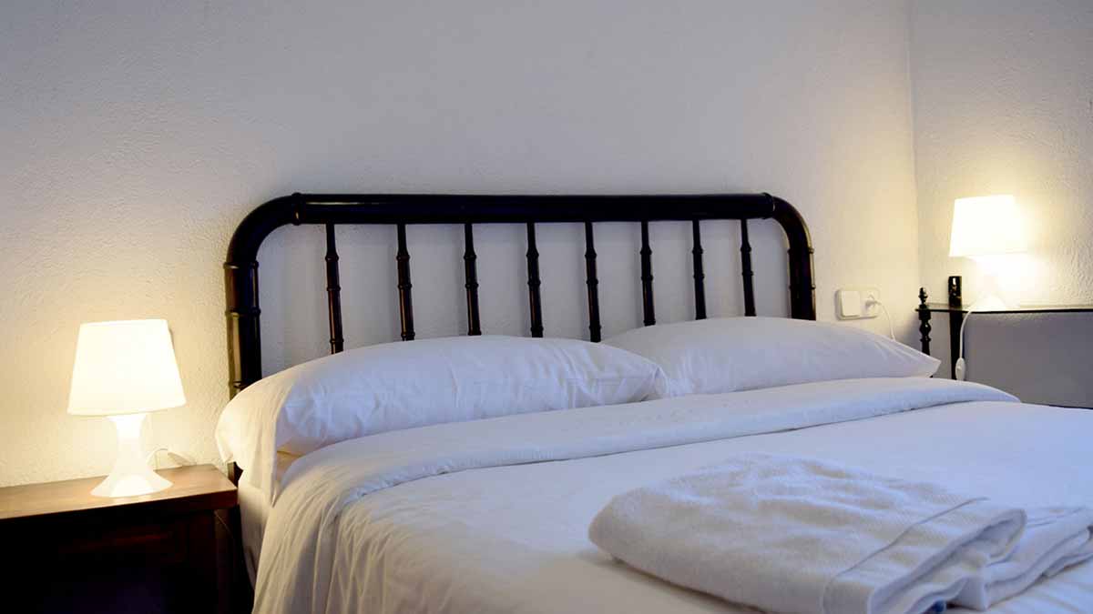 Habitació doble de l'apartament blau de 2 habitacions de la casa de turisme rural de Planademunt - Santa Pau - La Garrotxa