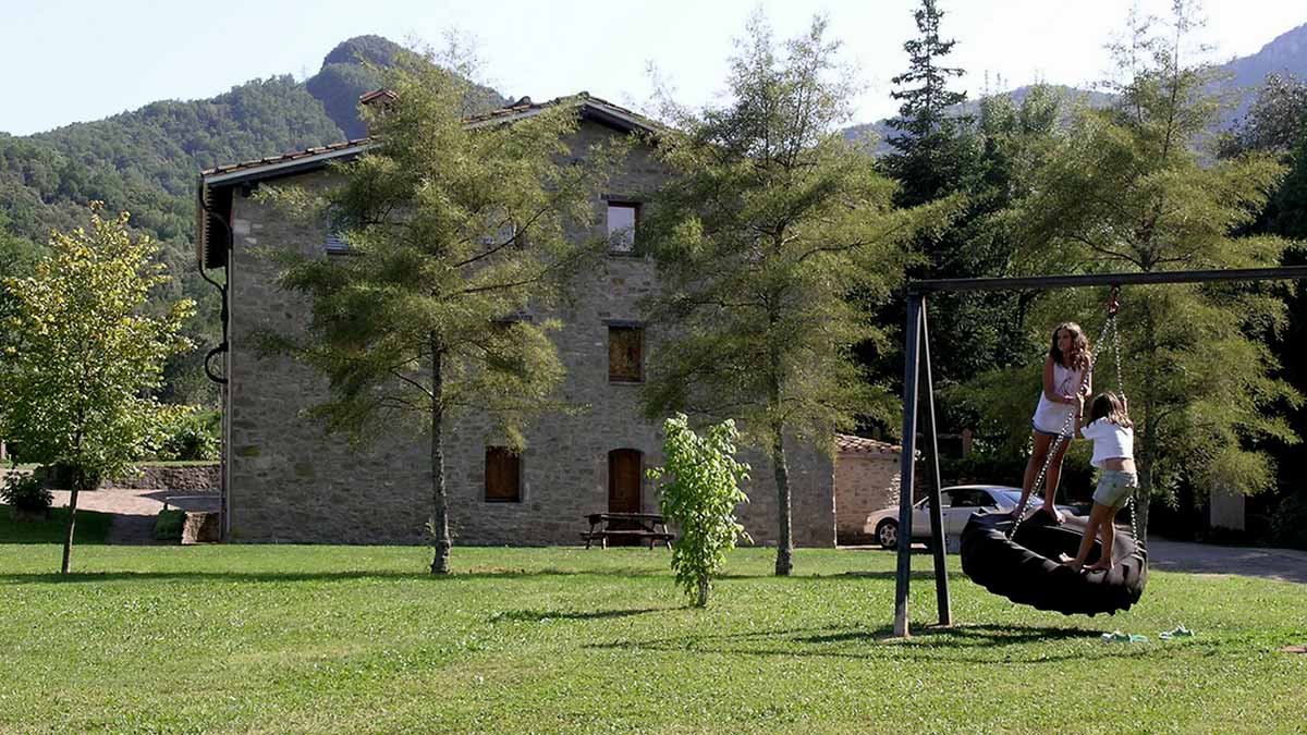 Exteriors (jardí, piscina, barbacoes...) de la casa de turisme rural de Mas El Carrer - Santa Pau - La Garrotxa