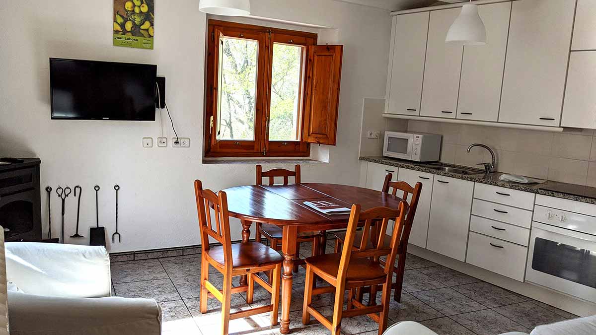 Cuina-menjador de l'apartament groc de 2 habitacions de la casa de turisme rural de Planademunt - Santa Pau - La Garrotxa