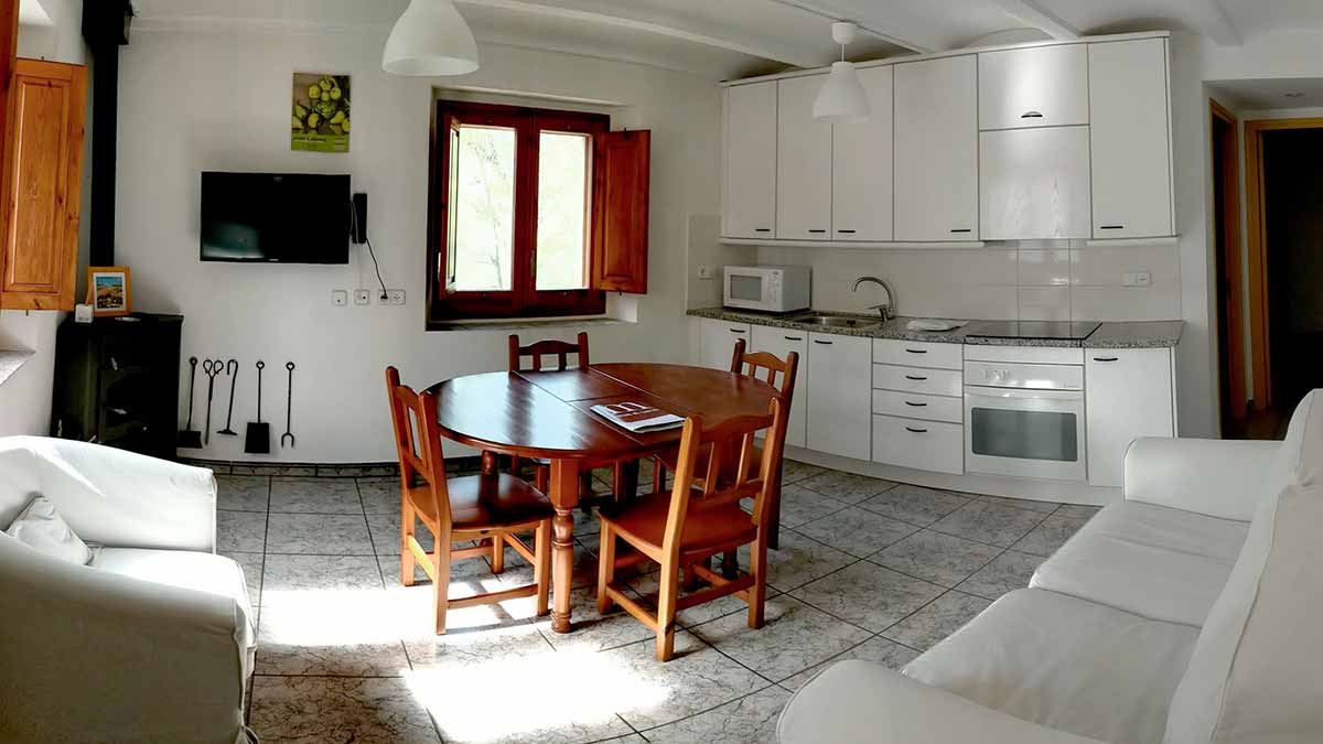 Cuina-menjador de l'apartament groc de 2 habitacions de la casa de turisme rural de Planademunt - Santa Pau - La Garrotxa