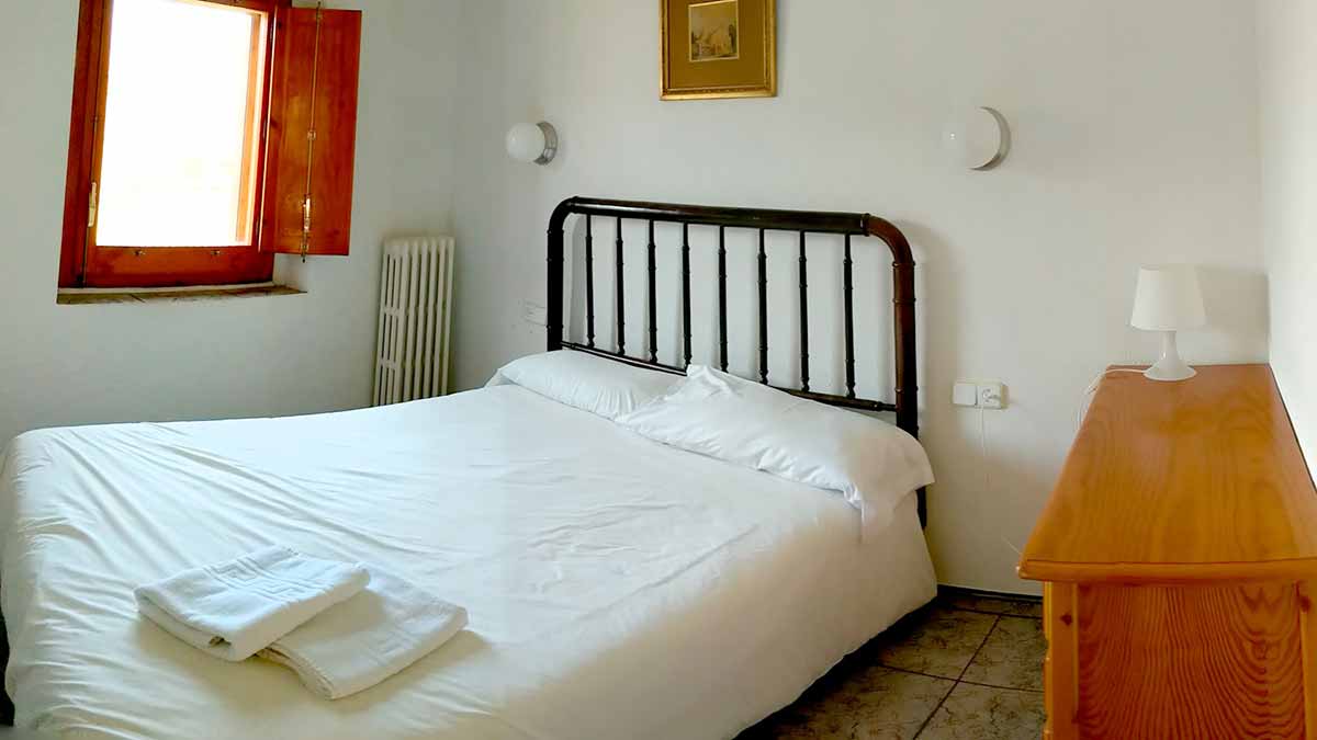 Habitació doble de l'apartament groc de 2 habitacions de la casa de turisme rural de Mas El Carrer - Santa Pau - La Garrotxa