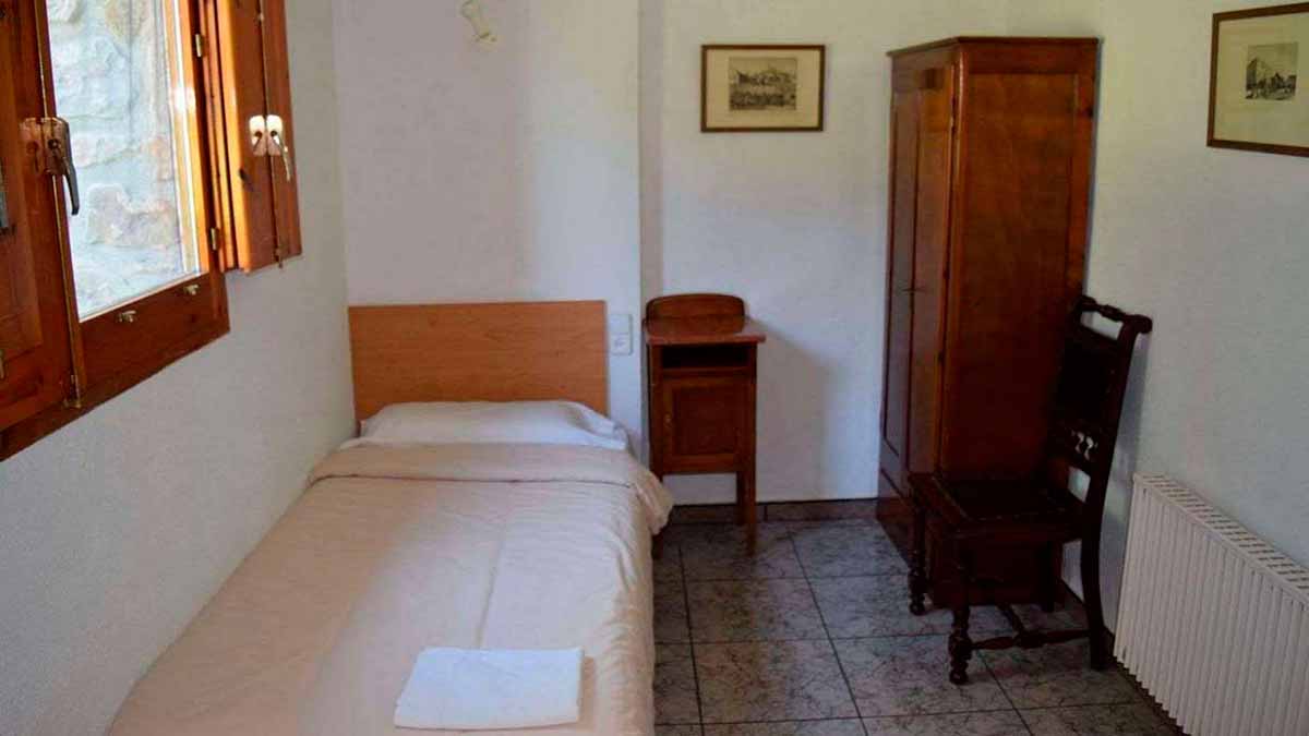 Habitació amb 2 llits individuals de l'apartament La Cabana de la casa de turisme rural de Mas El Carrer - Santa Pau - La Garrotxa