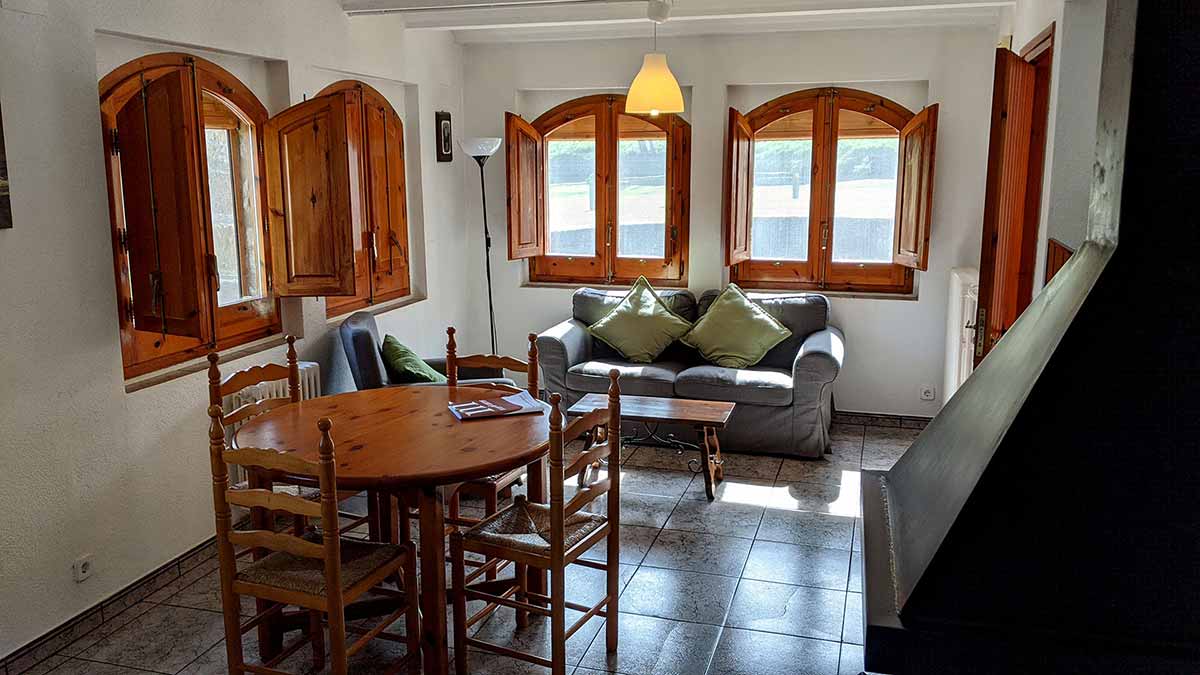 Habitació doble de l'apartament groc de 2 habitacions de la casa de turisme rural de Planademunt - Santa Pau - La Garrotxa