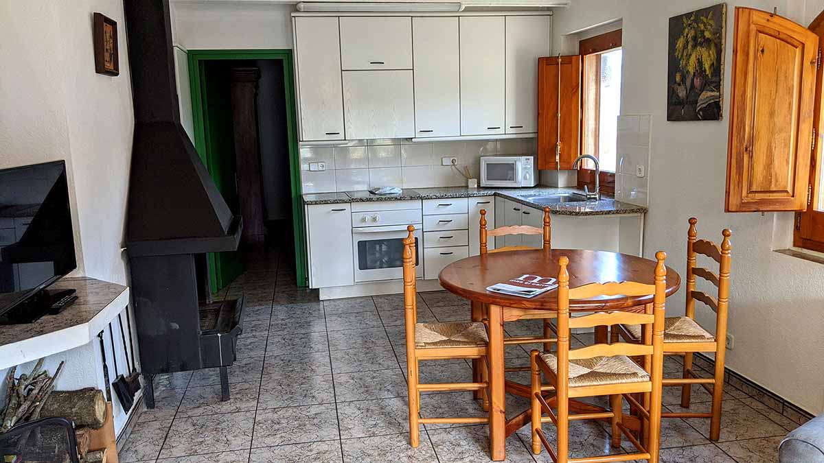 Cuina-menjador de l'apartament verd de 2 habitacions de la casa de turisme rural de Mas El Carrer - Santa Pau - La Garrotxa