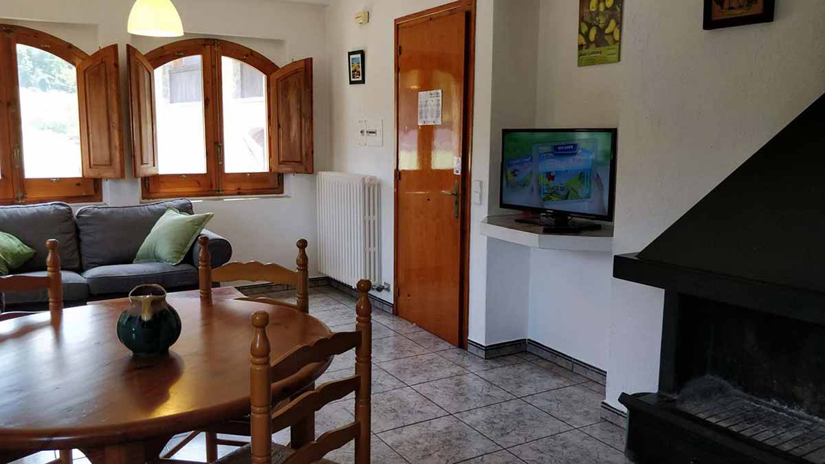 HCuina-menjador de l'apartament verd de 2 habitacions de la casa de turisme rural de Mas El Carrer - Santa Pau - La Garrotxa