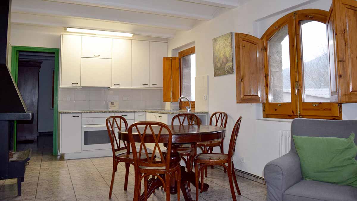 Habitació doble de l'apartament groc de 2 habitacions de la casa de turisme rural de Planademunt - Santa Pau - La Garrotxa