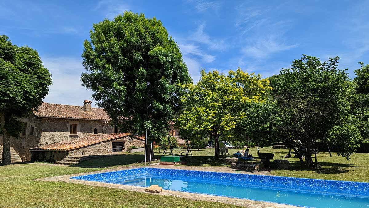 Vista exterior del jardí i la piscina de la casa de turisme rural de Planademunt - Santa Pau - La Garrotxa