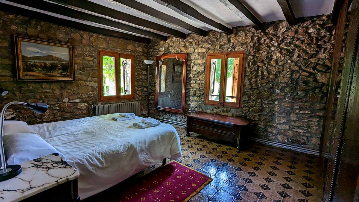 Habitació doble del primer pis de la casa de turisme rural de Planademunt - Santa Pau - La Garrotxa