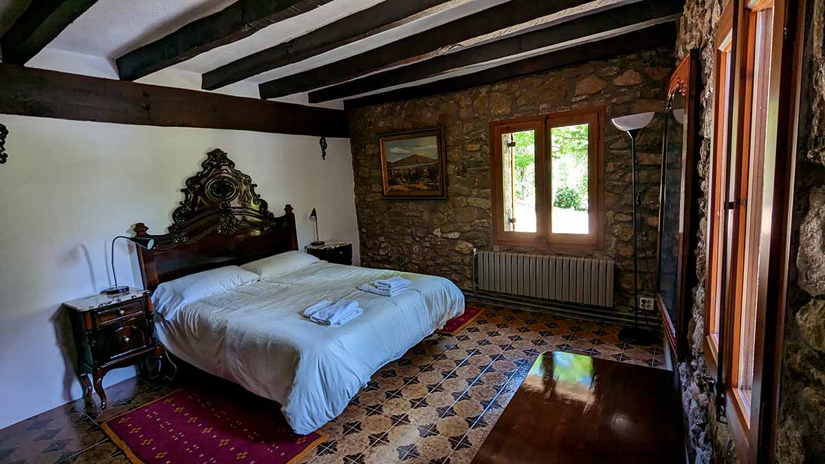 Habitació doble del primer pis de la casa de turisme rural de Planademunt - Santa Pau - La Garrotxa