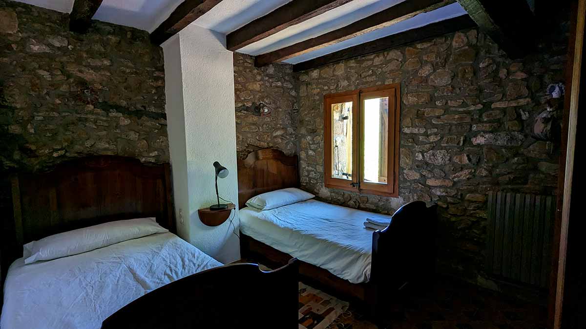 Habitació amb 2 llits individuals del primer pis de la casa de turisme rural de Planademunt - Santa Pau - La Garrotxa