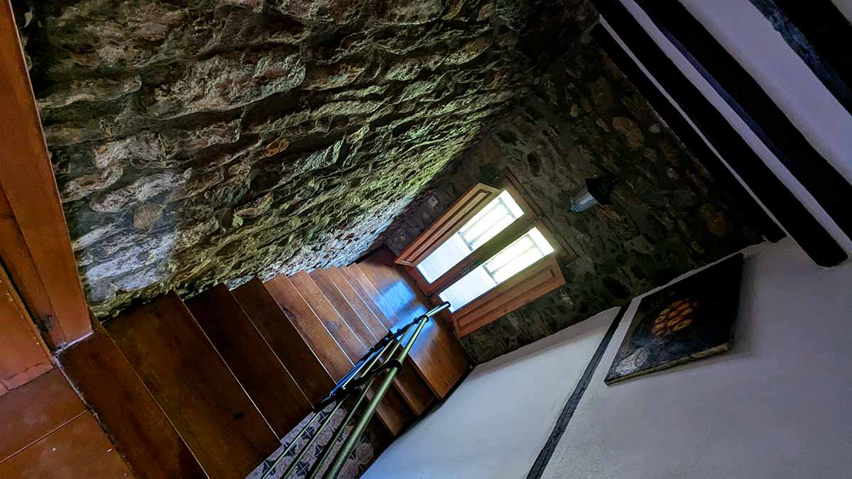Escala cap al segon pis de la casa de turisme rural de Planademunt - Santa Pau - La Garrotxa