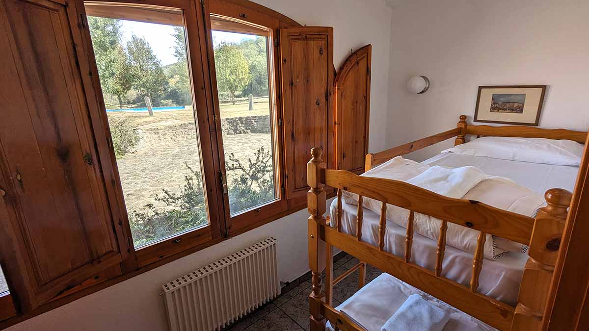 Habitació amb lliteres de l'apartament La Cabana de la casa de turisme rural de Mas El Carrer - Santa Pau - La Garrotxa