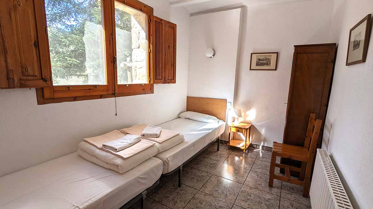 Habitació amb 2 llits individuals de l'apartament La Cabana de la casa de turisme rural de Mas El Carrer - Santa Pau - La Garrotxa