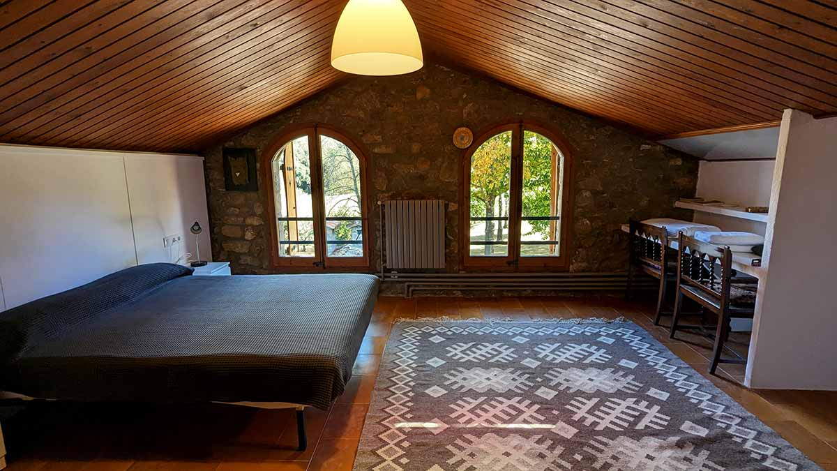 Habitació doble del segon pis de la casa de turisme rural de Planademunt - Santa Pau - La Garrotxa
