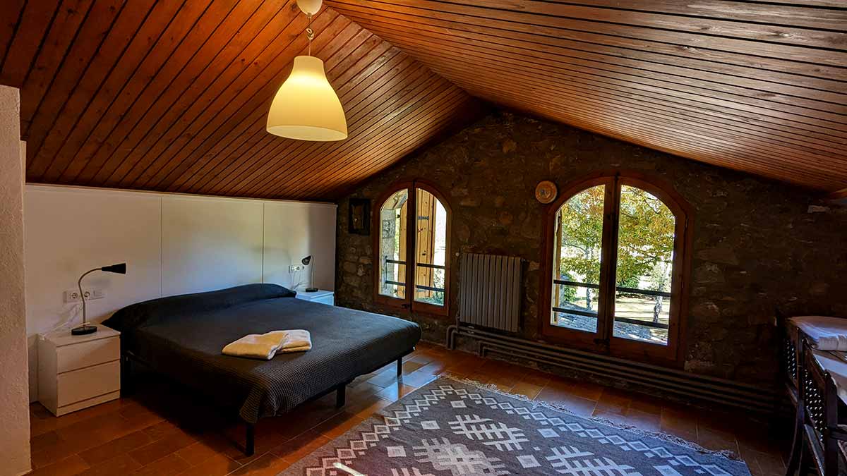 Habitació doble del segon pis de la casa de turisme rural de Planademunt - Santa Pau - La Garrotxa